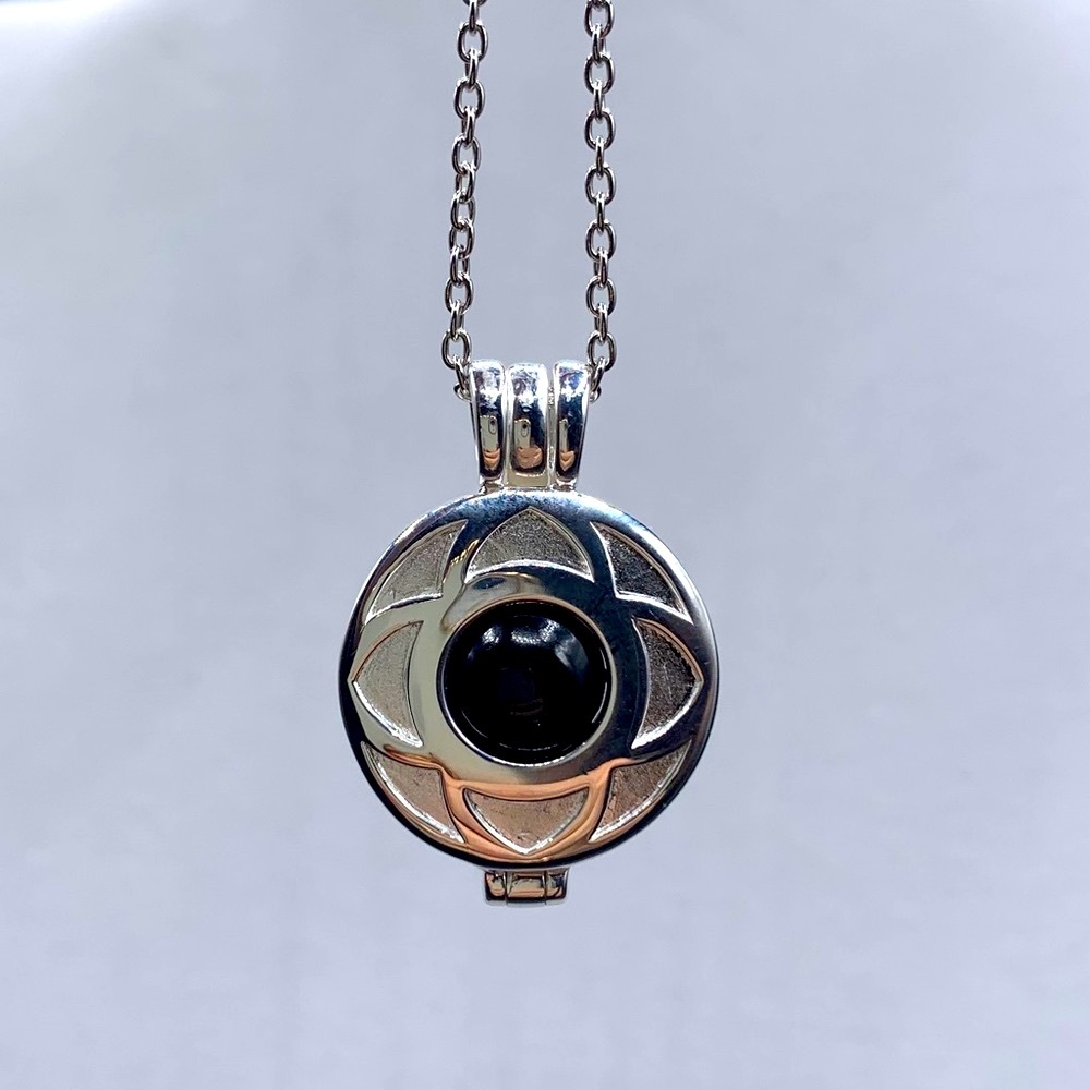 BLACK ONYX Beautiful sterling silver LOCKET & STONE pendent.